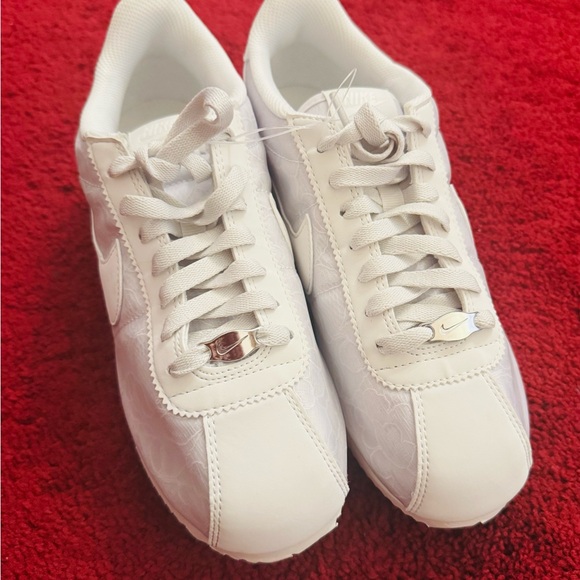 Nike WOMENS LIFESTYLE SHOE CORTEZ White Sneakers Size 8 NIB - Picture 5 of 12
